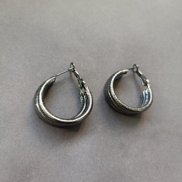 The99Jewel Black Plated Hoop Earrings