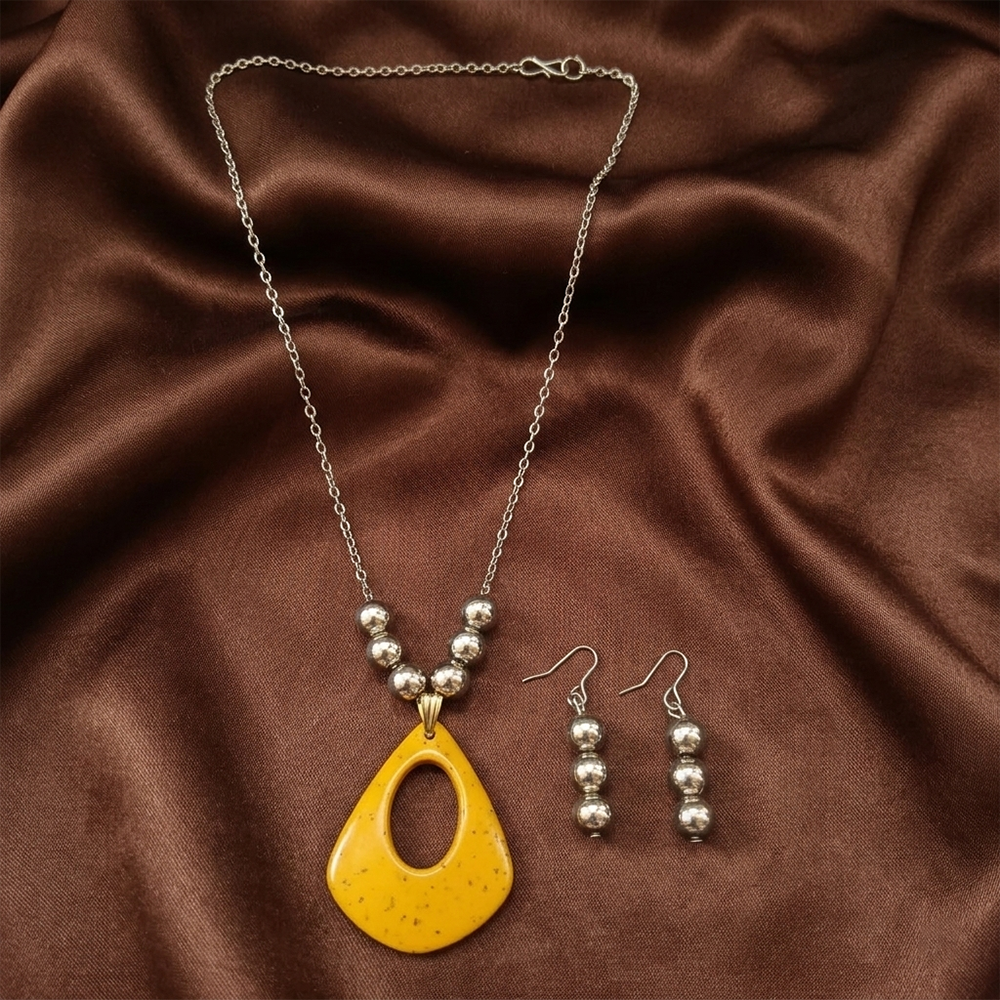 The99Jewel Elegant Pendant Necklace Set with Beaded Detailing & Drop Earrings