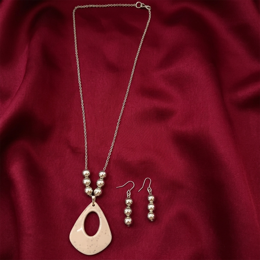 The99Jewel Elegant Pendant Necklace Set with Beaded Detailing & Drop Earrings