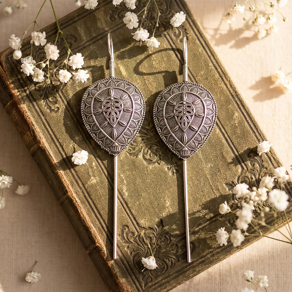 The99Jewel Oxidised Plated Leaf Earcuff