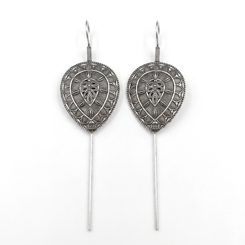 The99Jewel Oxidised Plated Leaf Earcuff